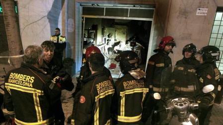 Ocho heridos, entre ellos cinco bomberos, en una explosión en un local de Barcelona