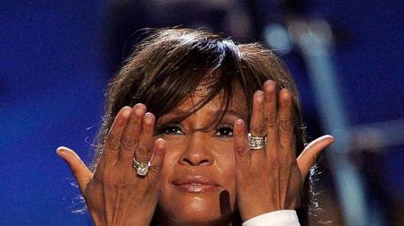 La cantante norteamericana Whiteny Houston falleció a los 48 años en un hotel de Beverly Hills. La artista tuvo una vida marcada por el éxito profesional que se vino abajo debido a un tumultuoso matrimonio así como por sus problemas de adicción.