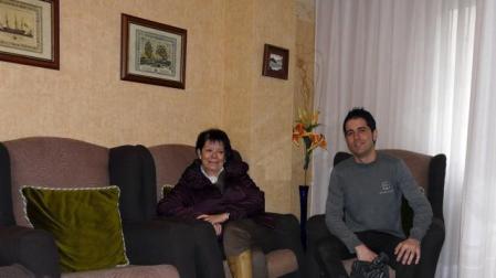 David Balmont Lara (dcha.) y su madre Lucía Lara, en el salón de la vivienda. 	S.M. LUQUIN