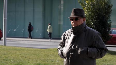 Ni siquiera el sol ha servido para suavizar las gélidas temperaturas de Pamplona. A las 12.00 horas de este miércoles, varios termómetros del centro de la ciudad marcaban -4 grados. Los pamploneses que se han atrevido a salir a la calle han tirado de bufandas, gorros, pañuelos, guantes y todo lo necesario para poder soportar el frío.