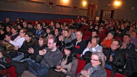 Imagen de parte de los asistentes a la presentación de la canción "Tudela" en el cine Moncayo. NURIA G. LANDA