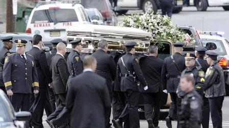 Familiares y amigos despiden Whitney Houston con aplausos y cantos de gospel