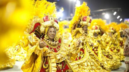 La figura de la madre centra la segunda noche de desfiles del Carnaval de Sao Paulo