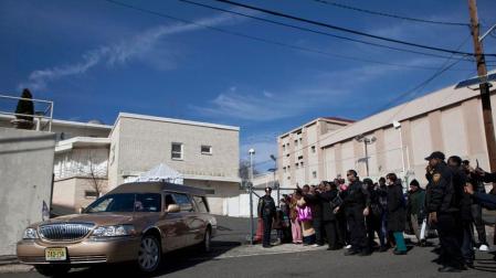 El coche f&uacute;nebre, de camino al cementerio de Nueva Jersey