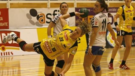 Begoña Fernández en una imagen de la pasada temporada del partido ante el Elda en Estella. 	MONTXO A.G. (ARCHIVO)