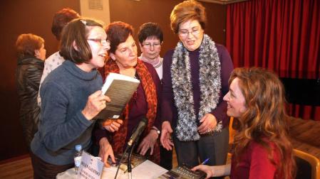 Julia Montero en el Club de Lectura de Diario de Navarra en Tudela