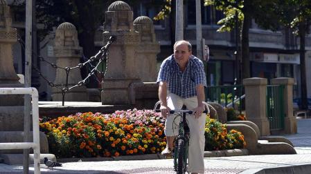 A pesar de la llegada del otoño, en la capital navarra se sigue disfrutando de altas temperaturas que favorece que los pamploneses se animen a ocupar las terrazas y los bancos de la ciudad