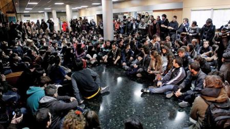 Unos 400 estudiantes se "refugian" en la Facultad de Historia tras los incidentes por el centro de Valencia
