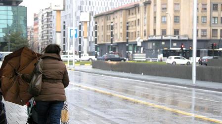 A pesar de la alerta naranja por posibilidad de nevadas, la mañana del sábado en Pamplona ha transcurrido sin nieve, pero con frío y lluvia.