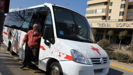 Un usuario del autobús gratuito desciende del vehículo a su llegada al hospital Reina Sofía de Tudela. 	NURIA G. LANDA