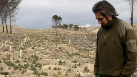 Un agricultor observa cómo se encuentra la zona de Vallacuera. 	GALDONA