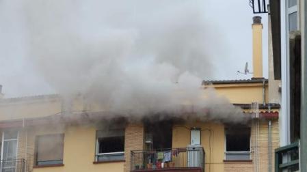 Columna de humo que salía del séptimo piso, foco del incendio. 	UJUÉ GUEMBE