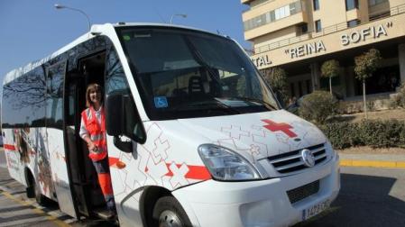 Autobús de Cruz Roja que traslada a los pacientes de Oncología. 	N.G. LANDA