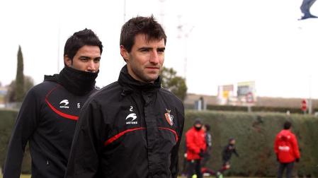 Entrenamiento de Osasuna de este lunes en Tajonar. Los titulares del partido contra el Sporting han realizado una suave sesión de recuperación, mientras que el resto de la plantilla se ha ejercitado el campo de entrenamiento para porteros.
