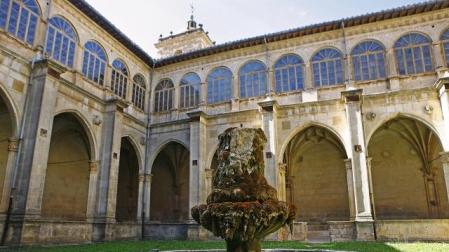 El claustro plateresco del monasterio de Irache, que según las previsiones hubiera continuado como zona visitable al turismo. ARCHIVO/MTX