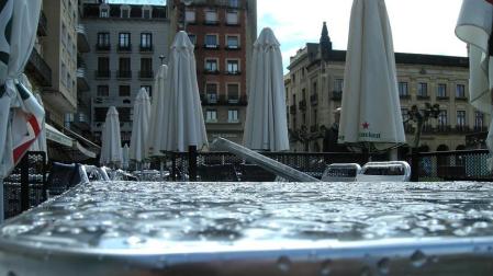 La lluvia y el sol se han alternado durante toda la jornada del domingo en la capital navarra.