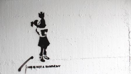 Grafitis de similar estética a la del famoso grafitero internacional Banksy decoran las paredes del tunel que une la calle Esquiroz con la Universidad de Navarra