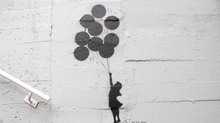 Grafitis de similar estética a la del famoso grafitero internacional Banksy decoran las paredes del tunel que une la calle Esquiroz con la Universidad de Navarra
