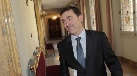 Roberto Jiménez, vicepresidente del Gobierno, en un pasillo del Palacio de Navarra. 	EDUARDO BUXENS