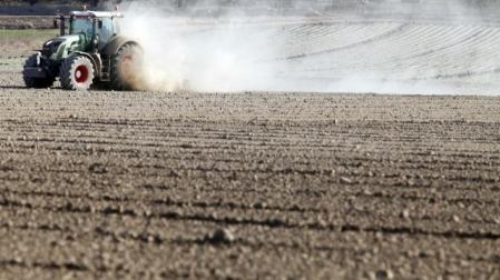 Imagen de un tractor en un campo durante la semana pasada.	 IVAN BENÍTEZ