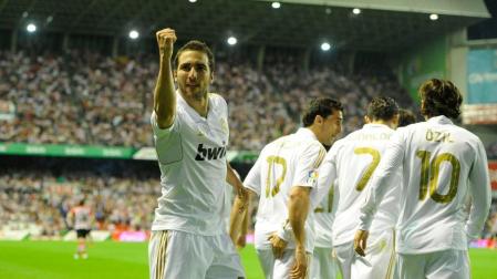 Higuain y &Ouml;zil acercan la Liga al Madrid