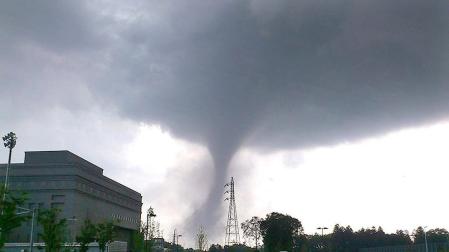 Un muerto y decenas de heridos en un tornado en Japón