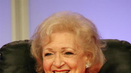 Betty White, la "chica de oro", apoya a Obama