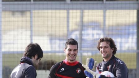 Los tres porteros de Osasuna, Asier Riesgo, Andrés Fernández y Ricardo López en un entrenamiento de Tajonar.	 EDUARDO BUXENS