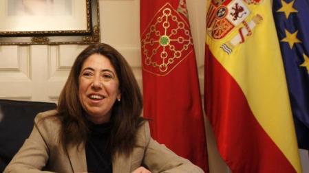 Carmen Alba Orduna durante un momento de la entrevista, en el despacho de delegación del Gobierno