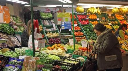 Una mujer, ayer, realiza la compra en un puesto de frutas y verduras del mercado del Segundo Ensanche. JAVIER SESMA