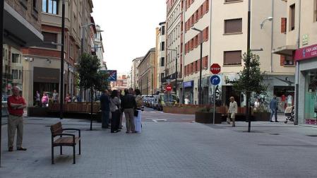 Los miembros de la Comisión de Urbanismo del Ayuntamiento de Pamplona han visitado la calle Tafalla en donde el pasado mes de mayo finalizaron las obras de reurbanización que han dotado al II Ensanche de la ciudad de un nuevo aspecto. DN.ES