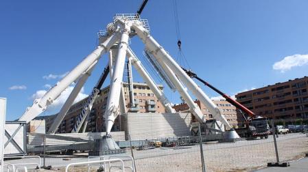 La noria desmontable más grande de Europa continúa erigiéndose en el barrio la Rochapea para las fiestas de San Fermín. Imágenes de la obra este jueves, 21 de junio.