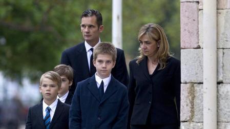La Infanta y sus hijos en el funeral del padre de Urdangarín
