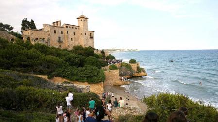 El centrocampista del FC Barcelona Andrés Iniesta ha contraído matrimonio este domingo con Anna Ortiz en el castillo de Tamarit en Tarragona.