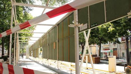 Más de una semana después de las fiestas de Pamplona, el Casco Antiguo todavía se viste de San Fermín y grupos de turistas se enredan con retraso en el recorrido del encierro. P.Z.