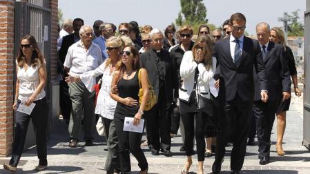 Enterrado José Luis Uribarri, rodeado de sus hijas y amigos