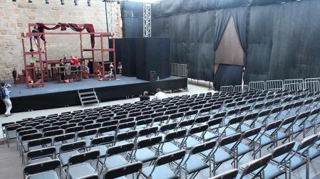 Olite celebra el Festival de Teatro hasta el martes 31 de julio. El domingo subieron al teatro cinco actores y más de 20 marionetas de la compañía La Máquina Real, que representaron sobre el escenario "Lo fingido verdadero", una complicada pieza teatral firmada por Lope de Vega. P.Z.