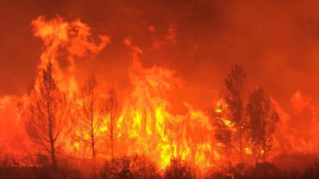 Dos fuegos que se registraron este domingo en las zonas de La Jonquera y Portbou, en la comarca de Empordà (Girona) han dejado un saldo de tres fallecidos y casi una veintena de heridos.