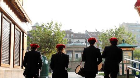Los gaiteros y txistularis municipales amenizaron las calles de Pamplona la mañana de este sábado con motivo de San Fermín Chiquito