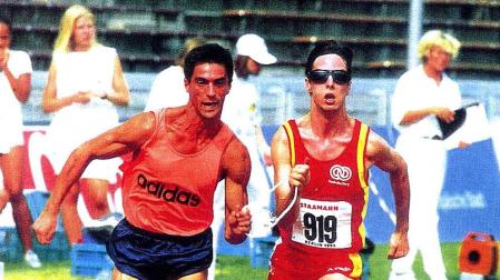 El triatleta navarro Carlos Chavaren ha dedicado 11 a&ntilde;os de su vida a ser gu&iacute;a de atletas ciegos en eventos de velocidad. Junto a corredores de la talla de Enrique S&aacute;nchez-Guijo, Luis Bullido y Purificaci&oacute;n Ortiz Ortiz,  delegada territorial de la ONCE en Navarra.