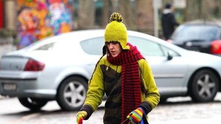 Las bajas temperaturas que comienzan a sentirse en la Comunidad foral han obligado a los ciudadanos a recuperar del armario el atuendo invernal.
