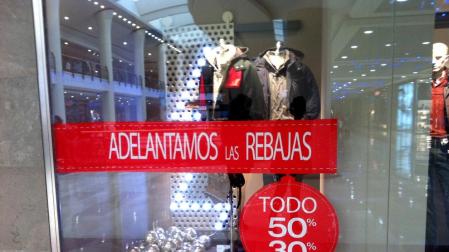 Las rebajas se adelantan en algunas tiendas de Pamplona