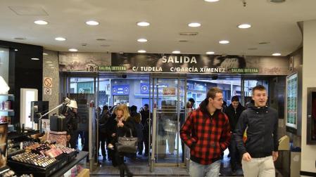 El Corte Inglés y la mayoría de tiendas del centro de Pamplona abrieron sus puertas este lunes, a pesar de ser festivo