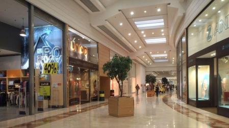 La Morea comenzó su período de rebajas el pasado 2 de enero, pero muchas de sus tiendas no han colgado el cartel de los descuentos hasta este martes