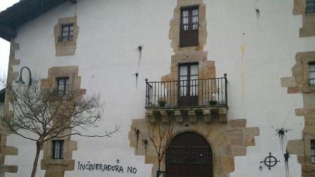 Pintadas amenazantes en la casa de Goicoechea en Olazagut&iacute;a