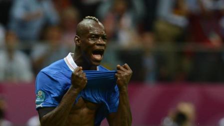 Balotelli ampl&iacute;a la ventaja