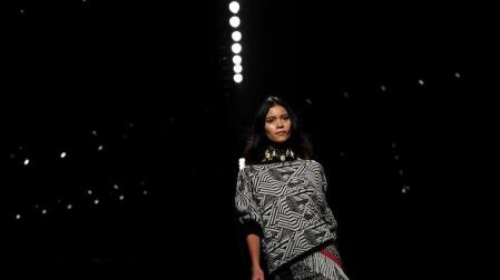 Custo Barcelona exhibe una mujer cosmopolita y atrevida