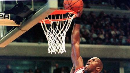 Michael Jordan, considerado uno de los mejores deportistas de todos los tiempos y mejor jugador de baloncesto de la historia, cumple 50 años. En estas imágenes se recogen algunos de los momentos más importantes de su vida personal y carrera deportiva.