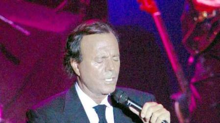 Julio Iglesias es el artista latino que más discos ha vendido