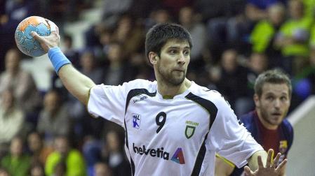 Al final no pudo ser y el equipo de balonmano de Anaitasuna fue eliminado de la Copa del Rey por el todopoderoso FC Barcelona en la eliminatoria a partido único. Un Helvetia, muy valiente en su planteamiento, y a pesar de llegar con dos goles de desventaja al minuto final, cayó derrotado por 29-33. El juego y la forma de perder deben reforzar al equipo pamplonés en lo que resta de Liga, su verdadero objetivo esta temporada. A pesar de la eminencia de su encuentro con el segundo clasificado, el Barça no reservó y puso en liza a todas sus estrellas.